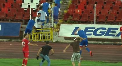 Ντου οπαδών και κυνηγητό αντιπάλων παικτών σε φιλικό (video)