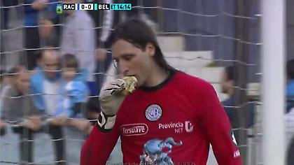 Πέταξαν τσίζμπεργκερ σε τερματοφύλακα και το’ φαγε (video)