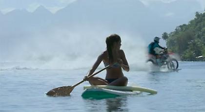 Μοτοσυκλέτα τρέχει πάνω στο νερό (video)