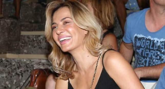 Με «καυτό» μίνι στην Επίδαυρο η Δήμητρα Ματσούκα