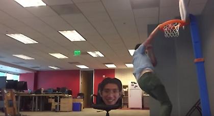 Απολύθηκε κι άρχισε τα καρφώματα στο γραφείο (video)