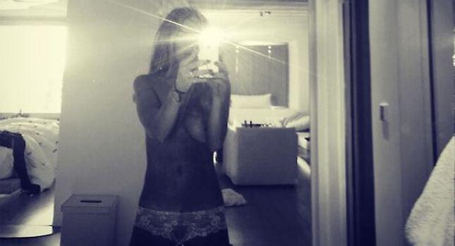 Η Λίντσεϊ Λόχαν ποζάρει topless από τη Μύκονο