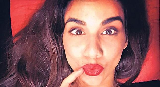 Η καυτή πόζα του κοριτσιού της «Ελληνοφρένειας»