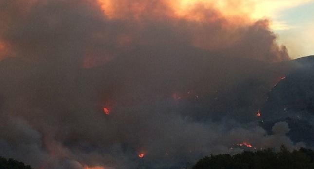Σε εξέλιξη φωτιά στην Πάλαιρο Αιτωλοακαρνανίας