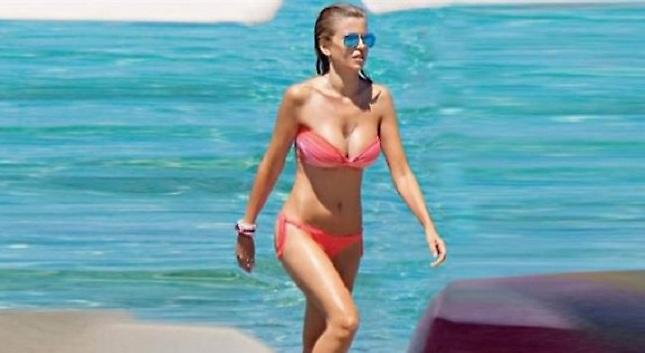 Έλενα Ράπτη: Σέξι εμφάνιση με μαγιό στην παραλία (pics)