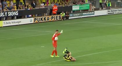 Τερματοφύλακας έριξε αγκωνιά στο πρόσωπο αντιπάλου στην Αγγλία (video)