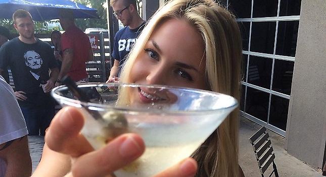 Ένα κορίτσι να το… πιεις στο ποτήρι (pics)