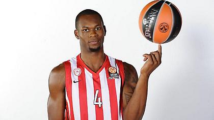 Φοβερό κάρφωμα Πέτγουεϊ πάνω από κοπέλα (video)