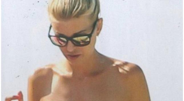 Το… «ροσονέρο» μπικίνι της Έλενας Ράπτη (pics)