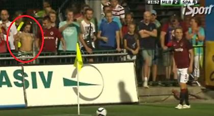 Έβγαλε το στήθος της στο… κόρνερ! (video)