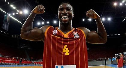 Το φοβερό κάρφωμα και η περίεργη άσκηση του Γιανγκ (video)