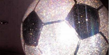 Μια διαμαντένια μπάλα για τον Μπενζεμά (pic)