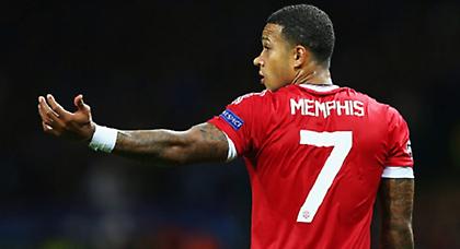 Ένα πιτσιρικάς γεμάτος τατού, έτοιμος να σηκώσει μια «βαριά» φανέλα