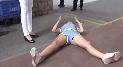 Την παράτησε το αγόρι της με sms και έπαθε υστερία στη μέση του δρόμου (video)