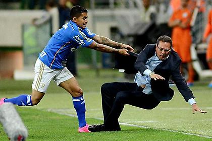 Γκρέμισε τον αντίπαλο προπονητή και αποθεώθηκε (video)