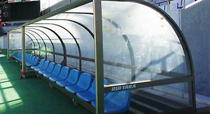 Εκεί στην άκρη του πάγκου!