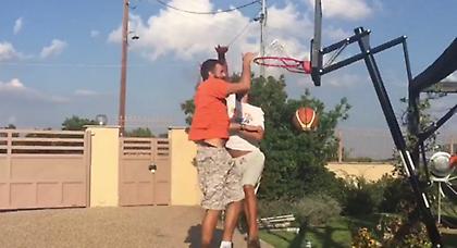 Το κάρφωμα του Φώτση στα μούτρα του Λάζου (video)