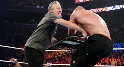Ο Jon Stewart δεν άφησε τον John Cena να πάρει τον τίτλο στο Summerslam (video)