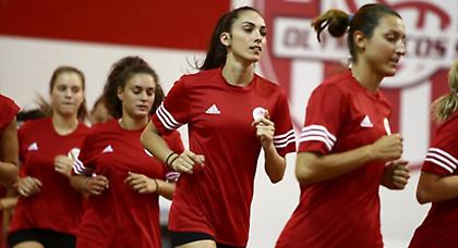 Μπήκαν στο γήπεδο οι γυναίκες του Ολυμπιακού (pics)