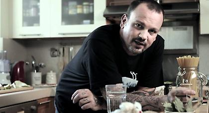 Ο σεφ Δημήτρης Σκαρμούτσος παρουσιαστής του BLIND TASTE