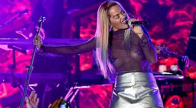 Σκανδάλισε με τη see-through εμφάνιση η Ρίτα Όρα (pics)
