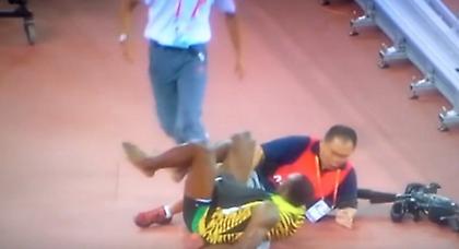 Κάμεραμαν έκανε… τάκλιν στον Μπολτ! (video)