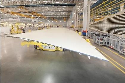 Η μεγαλύτερη πτέρυγα αεροσκάφους μπαίνει σε παραγωγή