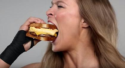 Η Ράουζι σε διαφήμιση για μπέργκερ (video)