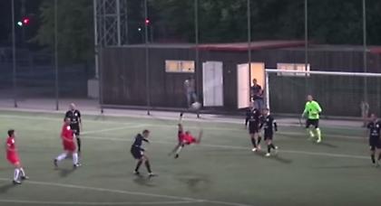 Κοίτα γκολάρα η… γεροντάρα!