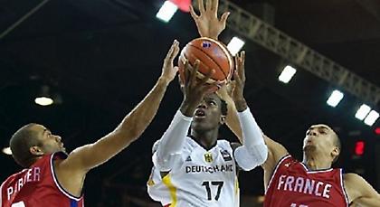 Τους νικά μέσα-έξω