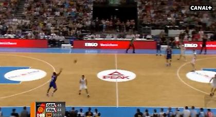 Απίθανο τρίποντο από τον Καουντί (video)