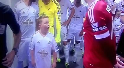 Ο μπόμπιρας που είδε τον Ρούνεϊ κι έμεινε με ανοιχτό στόμα (video)