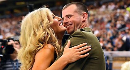 Η έκπληξη σε τσιρλίντερ από τον στρατιωτικό άνδρα της (video)