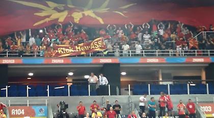 Αποδοκίμασαν τον ελληνικό ύμνο και προκάλεσαν με πανό οι Σκοπιανοί (video)