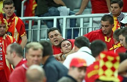 Πλακώθηκαν μεταξύ τους Σκοπιανοί οπαδοί (pics)