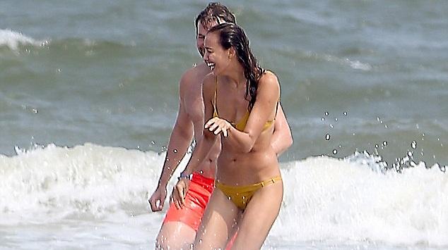 Με καυτό μπικίνι και παρέα την πεθερα στην παραλία η Ιρίνα Σάικ