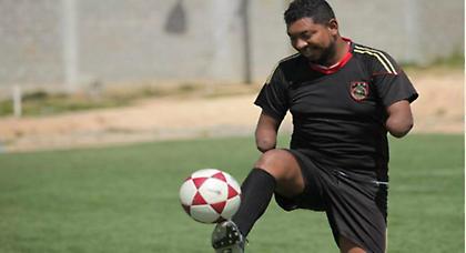 Κι ας μην έχει χέρια, «ζωγραφίζει» με τα πόδια