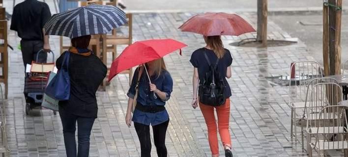 Πέφτει η θερμοκρασία - Βροχές σε πολλές περιοχές