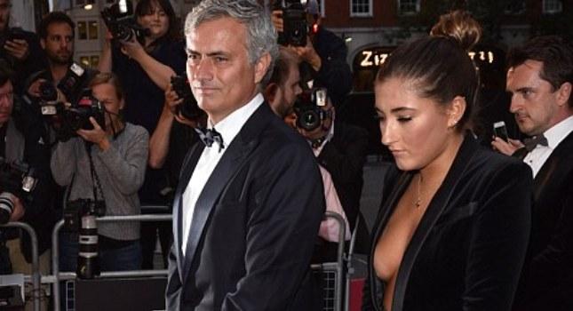 Το ανοιχτό ντεκολτέ της κόρης του Μουρίνιο (pics)