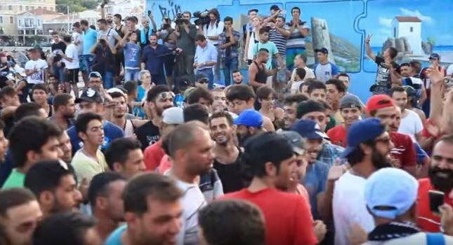 Μια άλλη όψη: Πρόσφυγες τραγουδάνε «Ευχαριστώ Μυτιλήνη» (video)