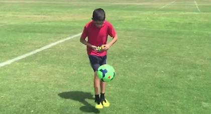 ΑΥΤΗ είναι ποδοσφαιρική ιδιοφυΐα! (video)