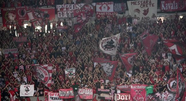 Τρέλα για «ερυθρόλευκα» διαρκείας και στο μπάσκετ