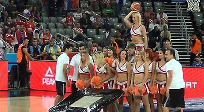 Πήδηξε πάνω από τις μαζορέτες και κάρφωσε (video)