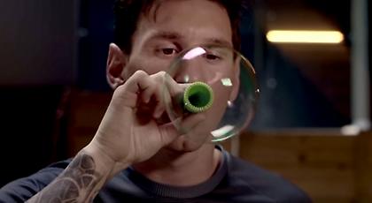 Ο Μέσι κοντρολάρει μία... μπουρμπουλήθρα! (video)