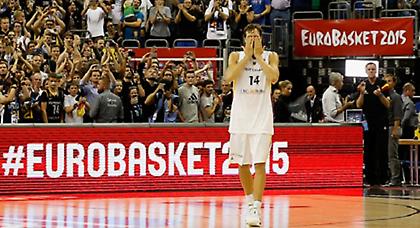 Αποθεώθηκε με δάκρυα στα μάτια ο Νοβίτσκι! (pics/video)