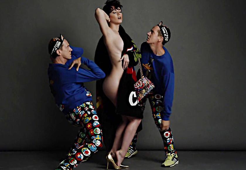 Η Katy Perry τα πετάει όλα και καλύπτεται ελάχιστα με ένα σεντόνι (pics)