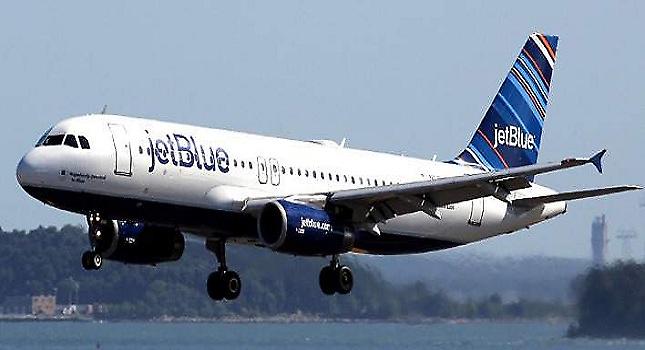 Επιβάτης πτήσης ξύπνησε, έκανε την ανάγκη του πάνω στους άλλους και κοιμήθηκε ξανά