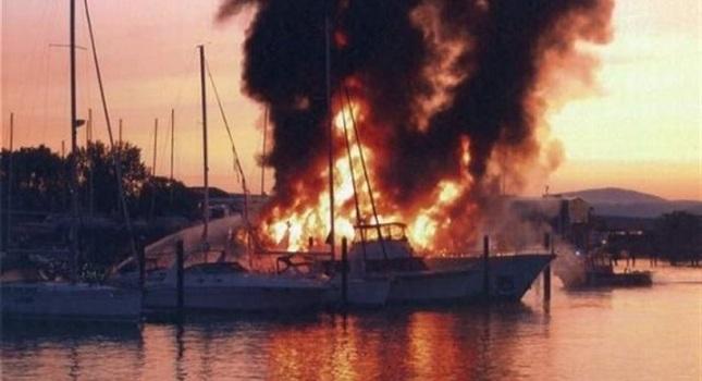 Πυρκαγιά σε σκάφος 20 μέτρων στη μαρίνα Αγίου Κοσμά