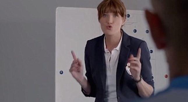 Κάρλα, μάθε μας μπάλα (video)