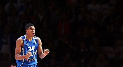 Η βραδιά που ο Αντετοκούνμπο έγινε… άντρας (video)